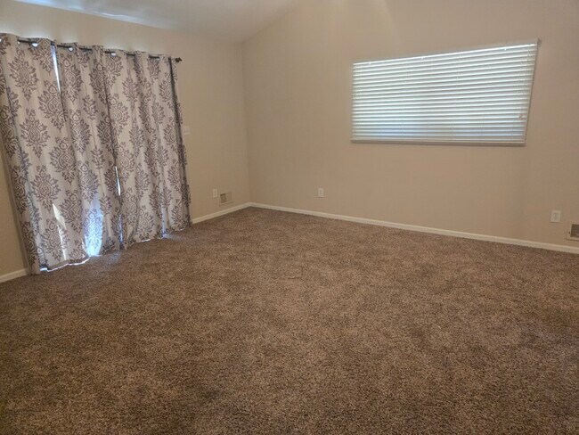 Building Photo - 1460 Gravel Ridge Dr