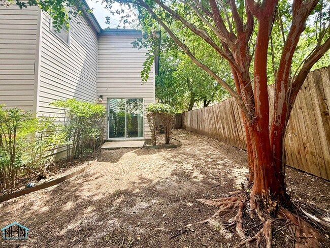 Building Photo - Beautifully Updated 2-Story 3-Bedroom, 2.5-Bathroom Gem Nestled in the Heart of San Antonio!