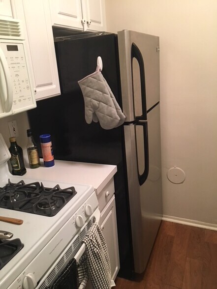 Building Photo - 525 Long Shore Dr