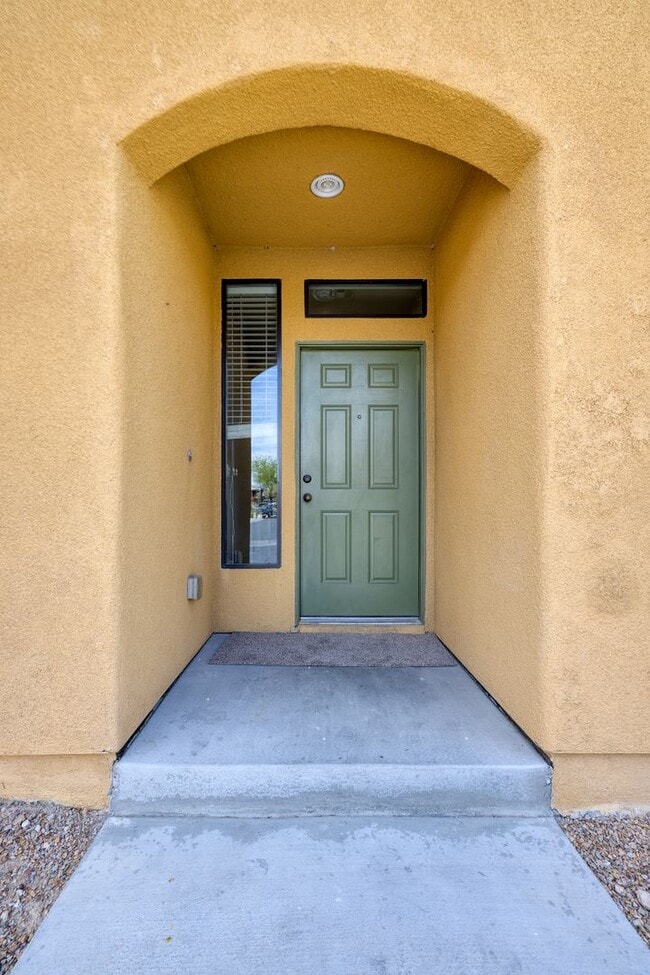 Building Photo - GATED NW HOME - 4 BEDROOMS W/ 1 BED AND BA...