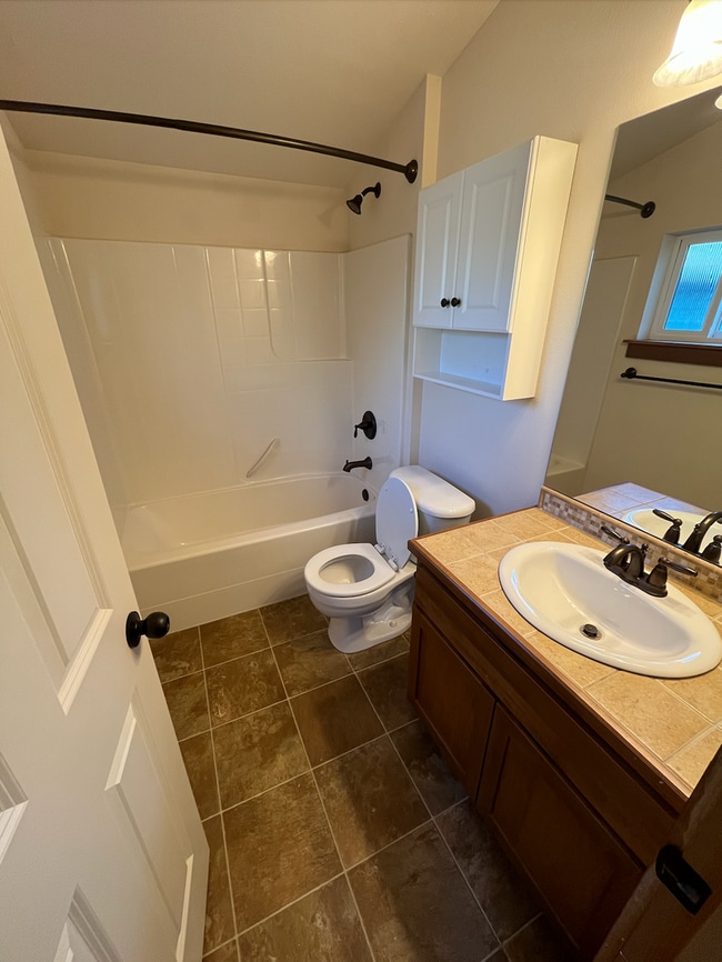 Building Photo - Large 3 bed/3.5 bath Greenwood Townhouse!!!