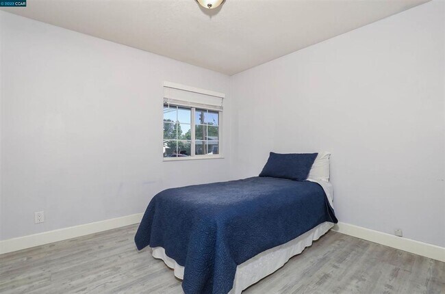 Building Photo - Clean/Remodeled 3 Bedroom 2 Bath with Large  Lot