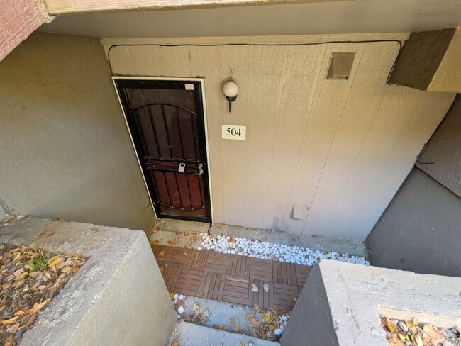 Building Photo - Updated studio living - $500 move-in incen...