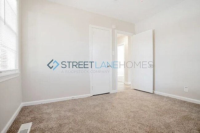 Building Photo - 4443 Sims St