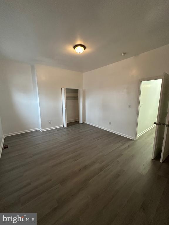 Building Photo - 1127 W 2nd St