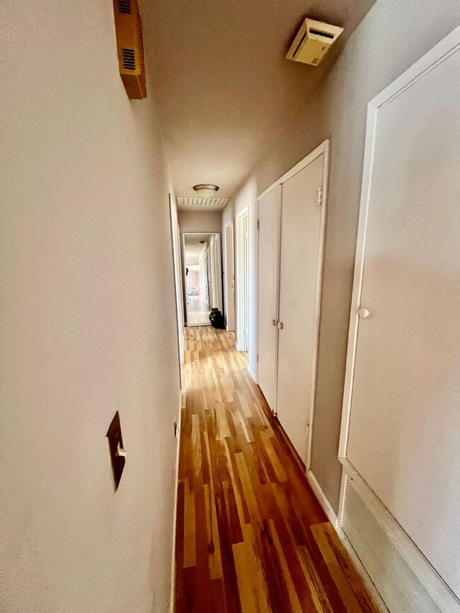 Building Photo - 3-bedroom 2 bath Home with Central AC - Fully Furnished