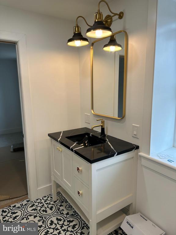 Building Photo - 857 River Rd