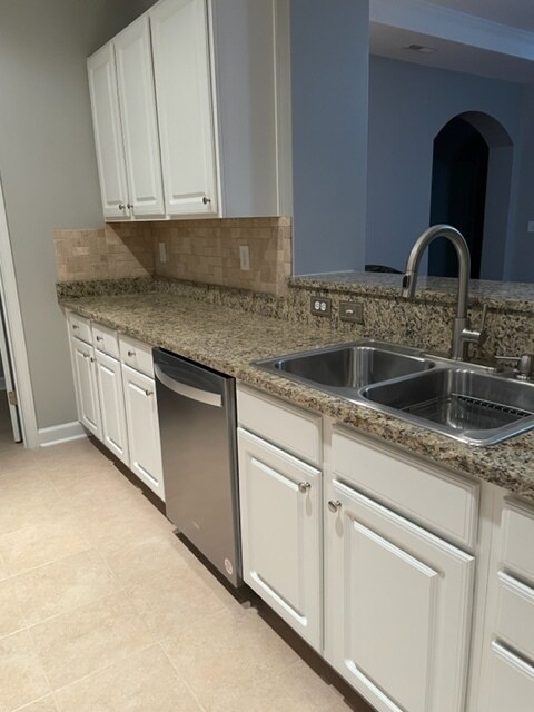 kitchen/dishwasher and garbage disposal - 824 Wintercreeper Dr