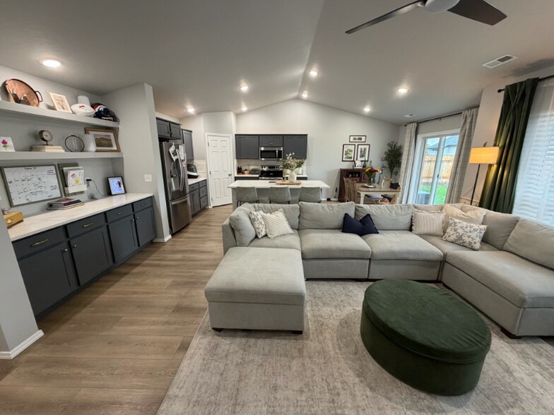 Building Photo - 1910 SW Cooper Ave