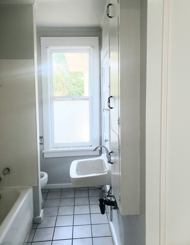 Building Photo - 3 Bedroom Near Elevator and Downtown Orego...