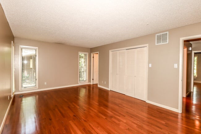 Building Photo - Beautiful 3 bedroom, 3 bath,  mother-in-law sweet with full kitchen in lower level.