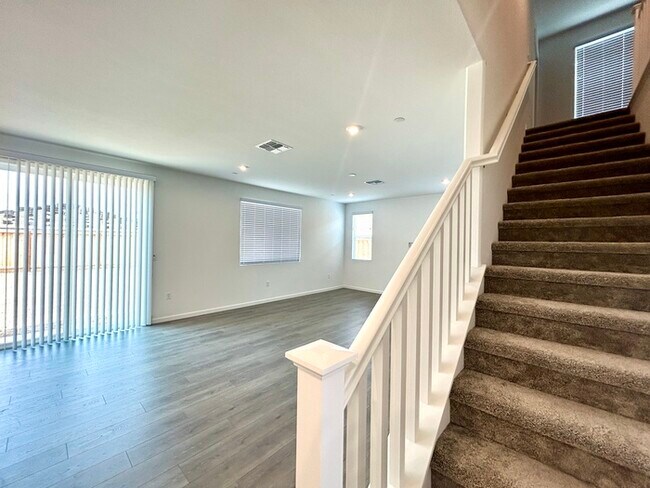 Building Photo - Beautiful Newer 4 Bedroom 3 Bathroom with ...