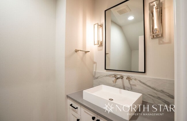 Building Photo - Newer Duplex in the Heart of Lake Oswego.
