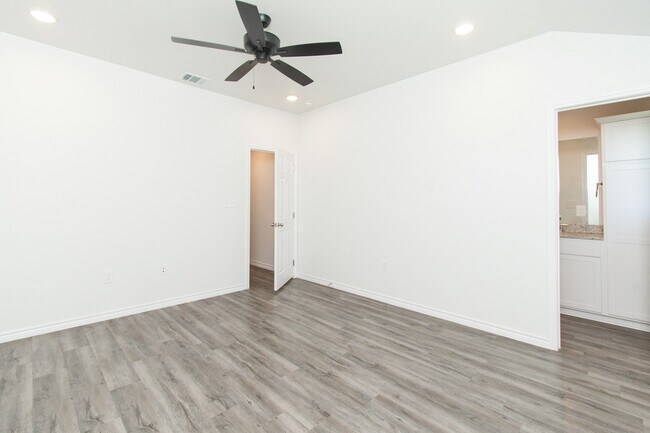 Building Photo - 527 Lost Trl