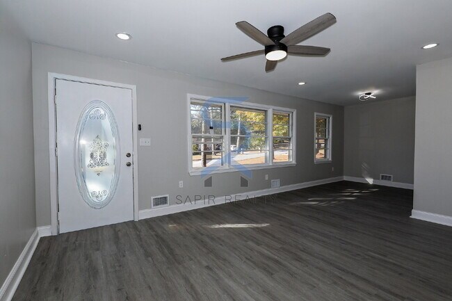 Building Photo - Move in before November 30th and choose yo...