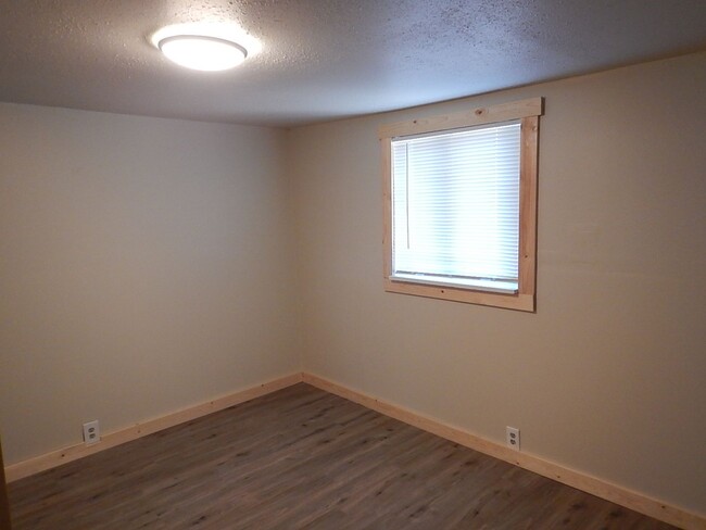 Building Photo - 3 Bedroom, 1 Bathroom Less Than A Block Fr...