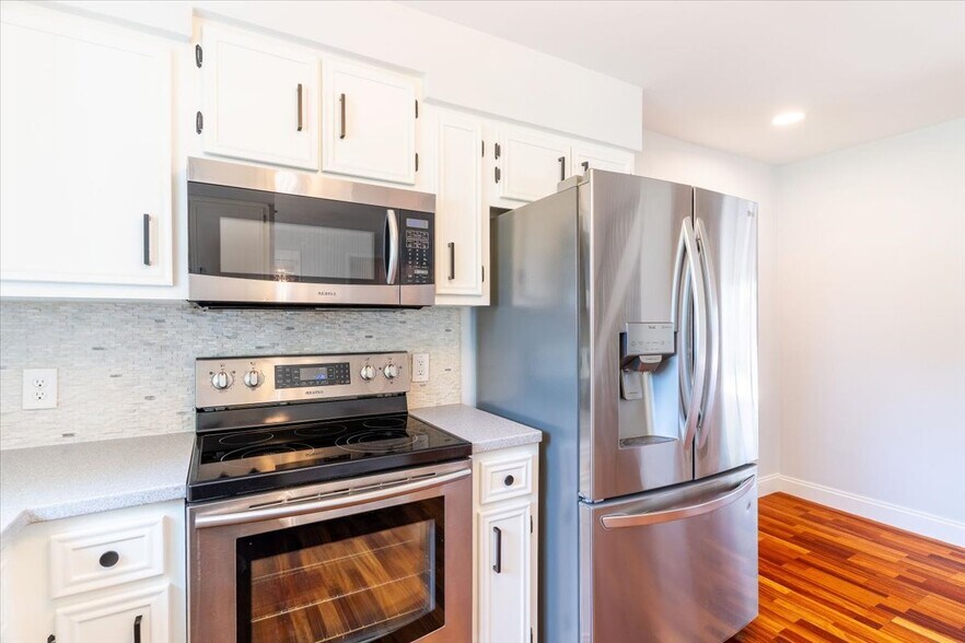 Kitchen - 817 N Lakeside Dr