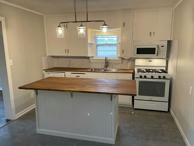 Building Photo - 441 W Catalpa St