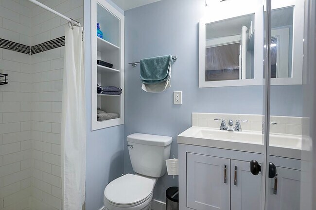 Building Photo - 717 F St NE