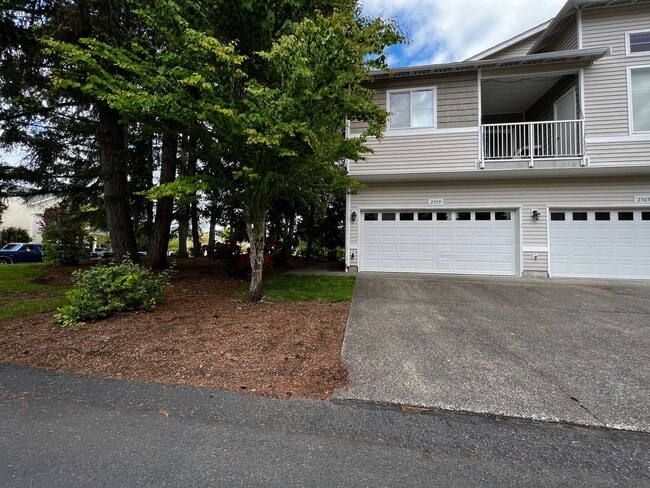 Building Photo - DuPont, end unit, 3 bedroom, 2.5 bath Townhome