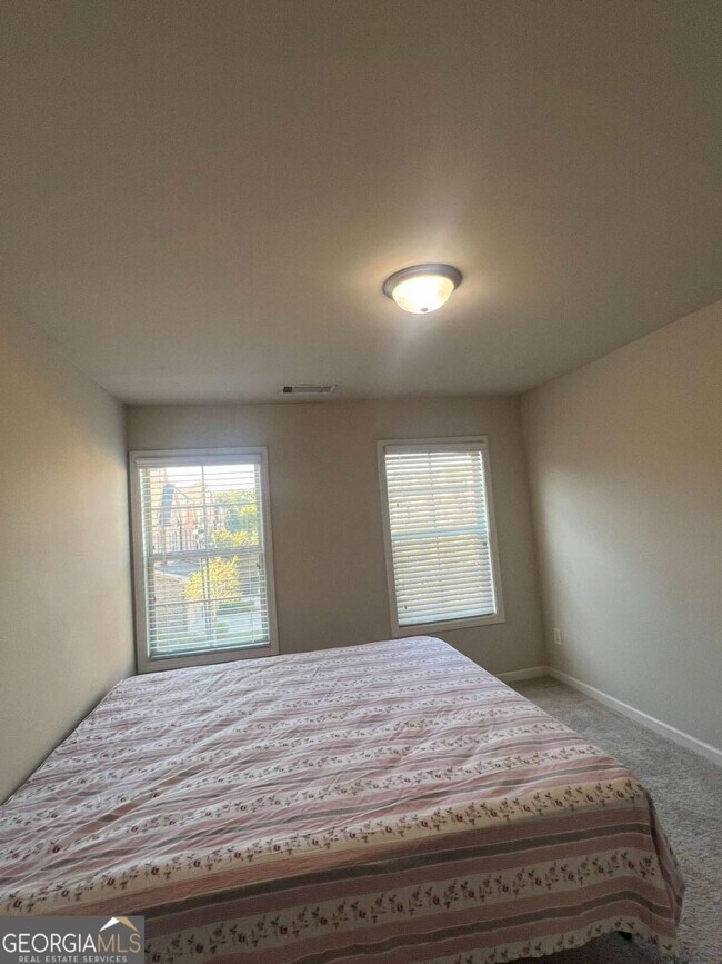 Building Photo - 225 Holdings Dr