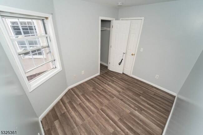 Building Photo - 331 Straight St