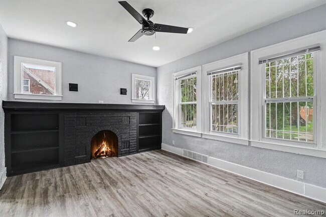 Building Photo - 5217 Lakeview St