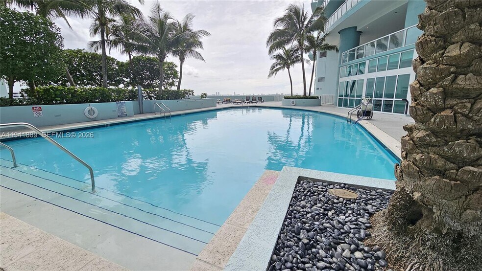 Building Photo - 1900 N Bayshore Dr