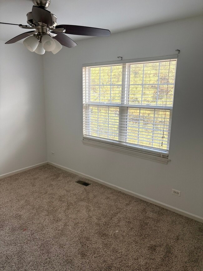 Building Photo - 610 Daisy Ln