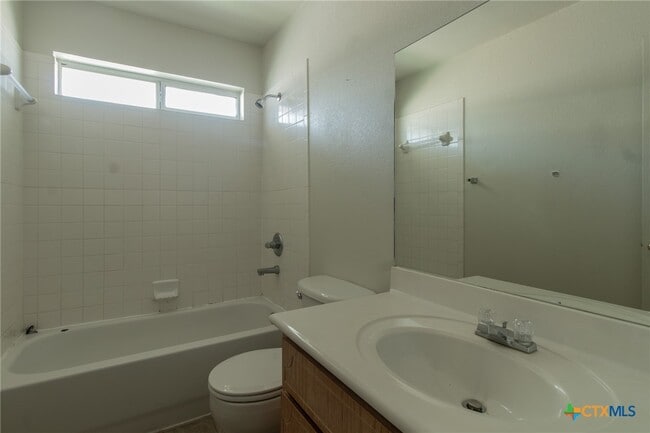 Building Photo - 102 E Robin Ln