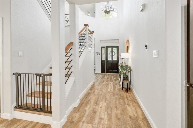 Building Photo - 3019 Plantation Dr