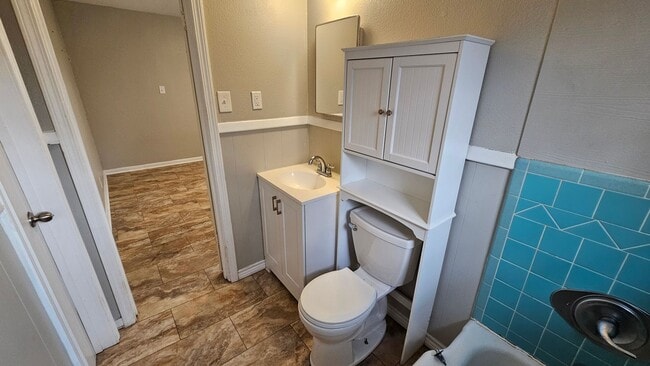 Building Photo - 2115 Glenwood Ln