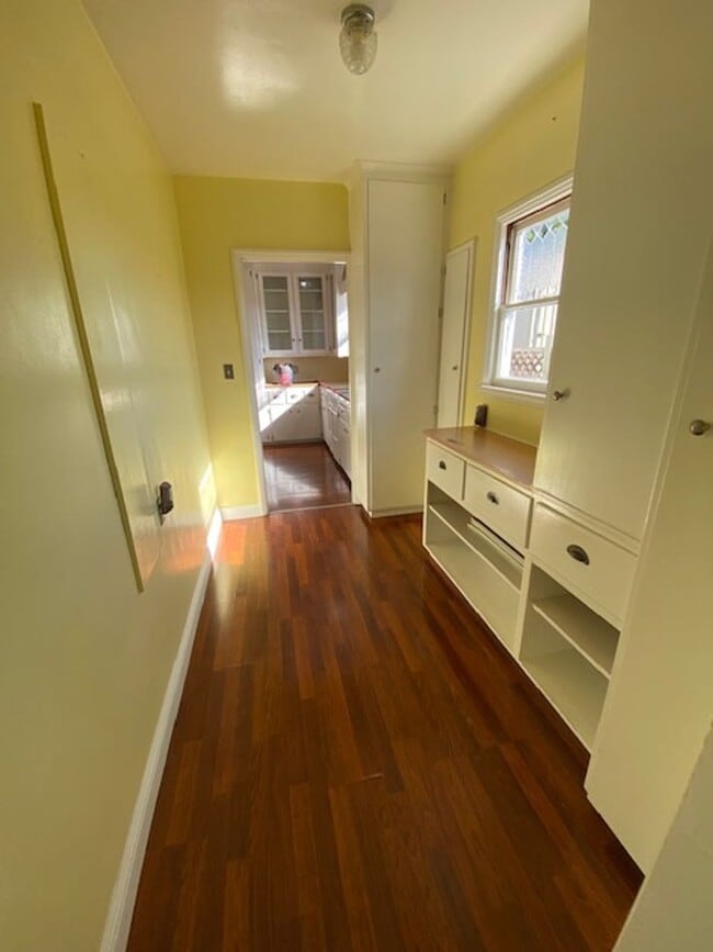 Building Photo - Maple Park LARGE 2 BR/ 2BA with 2 Car Garage & Large Fenced Yard
