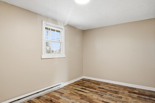 Building Photo - 2 Bed / 1 Bath.  Pet Friendly.  Off street parking.
