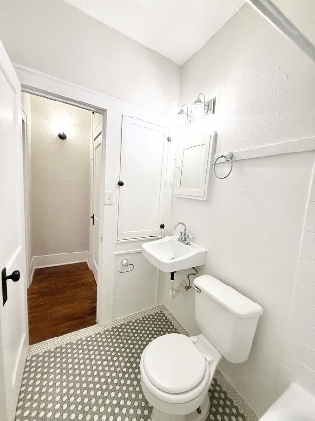 Building Photo - 1126 Berthea St