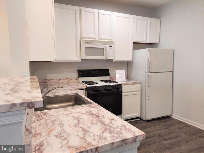 Building Photo - 8709 Spring Brook Way