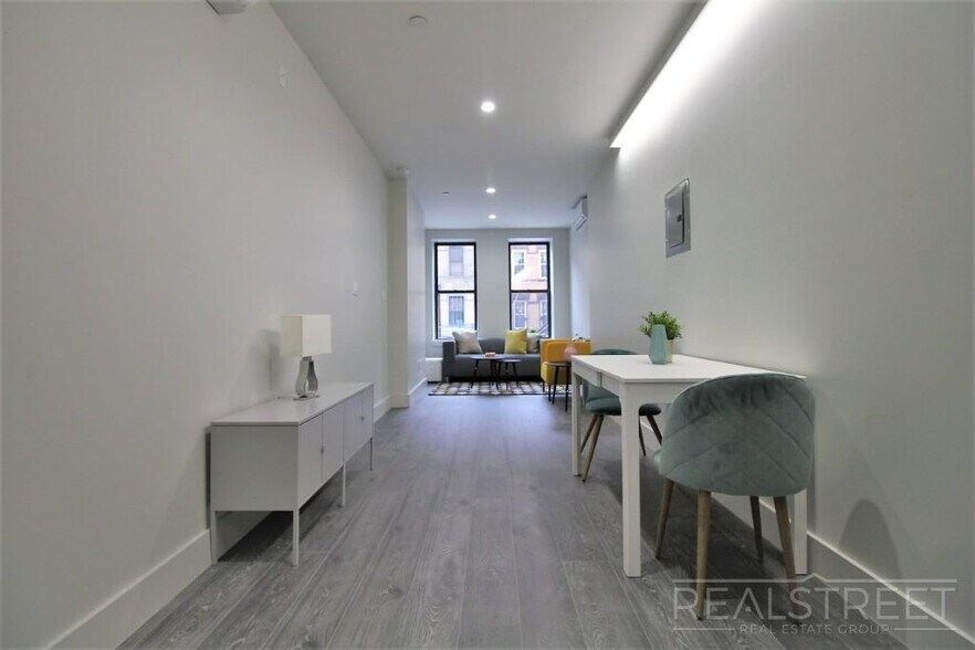 Building Photo - Spacious 2 BED in Bushwick!