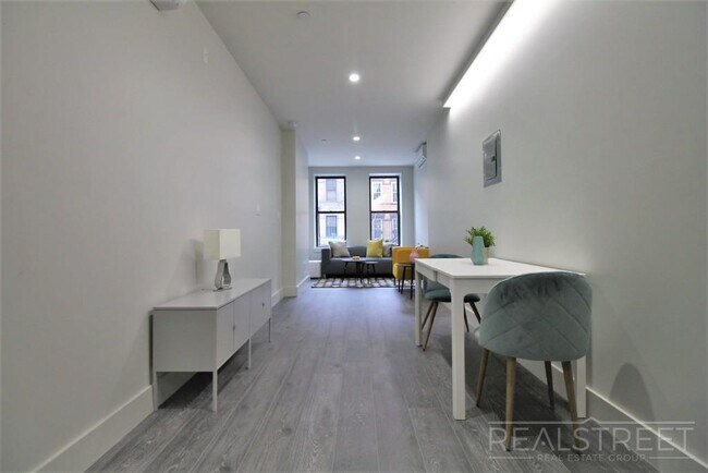 Building Photo - Modern New Studio in Bushwick!