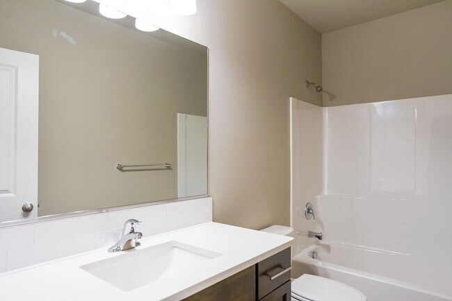 Building Photo - 3 bedroom 2 bath -3 car garage!