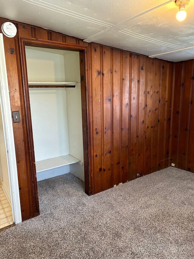 Building Photo - 3 Bedroom on large corner lot!