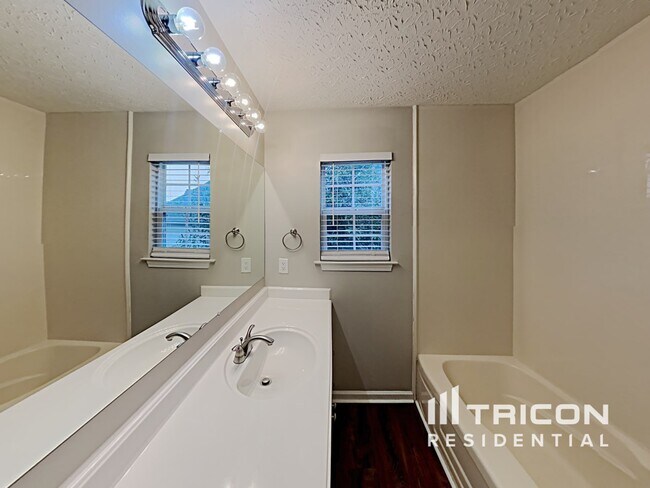Building Photo - 289 Iris Dr