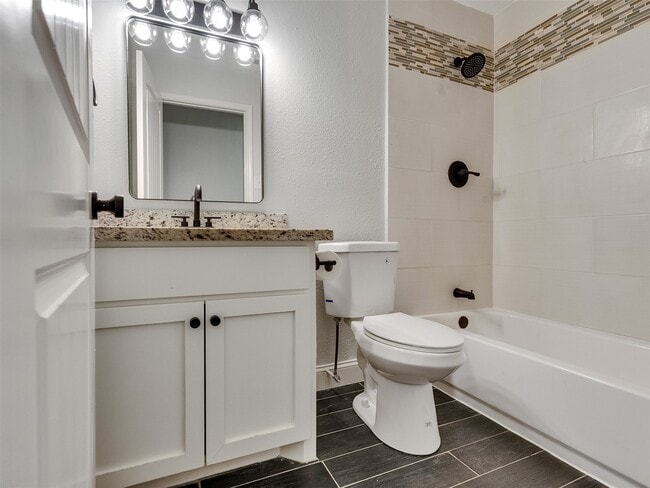 Building Photo - 2123 Quail Valley E Dr