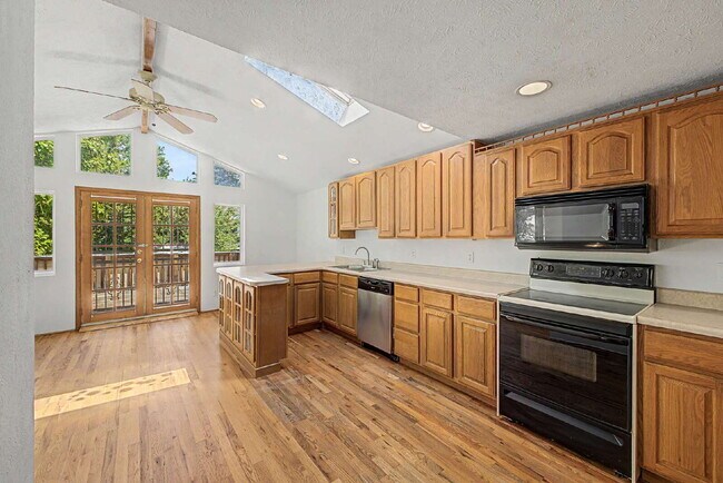Building Photo - "Charming 3-Bed Townhouse in Denver's Heart – Spacious 1350 Sq Ft Living!"