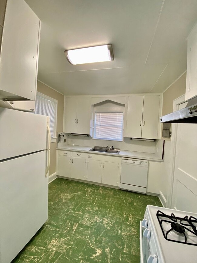 Building Photo - South Highlands Bungalow for Lease | 71104...