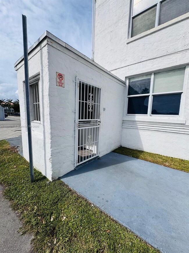 Building Photo - 924 Marseille Dr