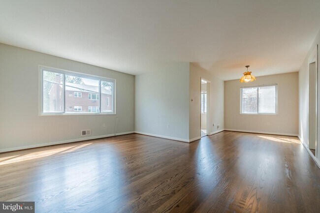 Building Photo - 728 N Wakefield St