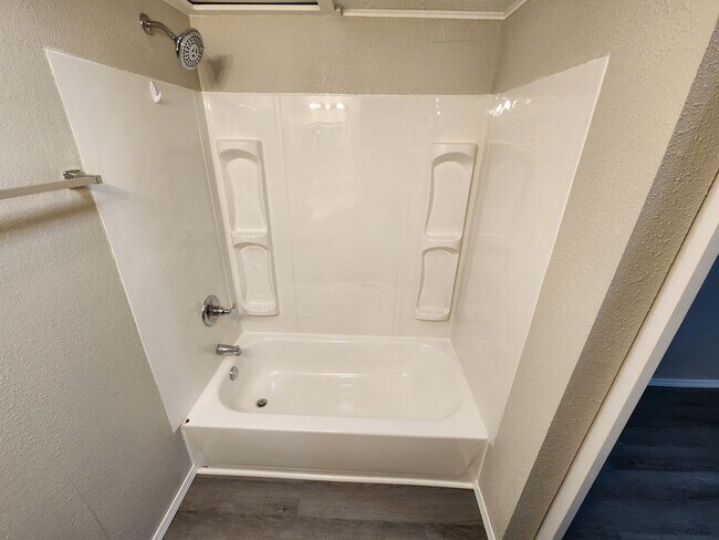 Building Photo - Spacious 3-Bedroom, 2-Bathroom Home AVAILA...
