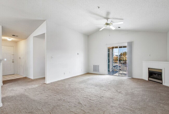 Building Photo - 2Bed/2Bath, Upgraded Condos in the Heart o...