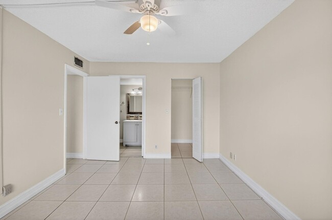 Building Photo - 7535 S Oriole Blvd