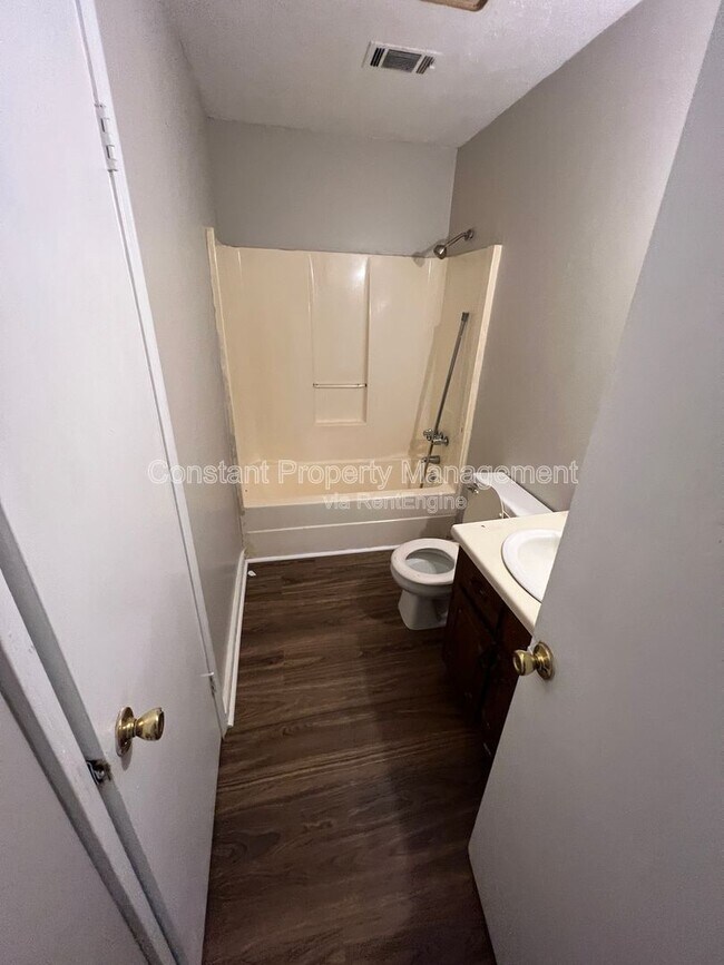 Building Photo - 712 English St